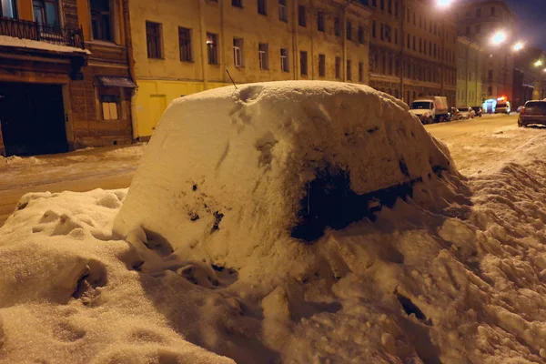 Припаркованный Автомобиль Обочине Дороги Покрытый Снегом Вечерней Улице — стоковое фото