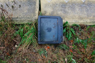 Kırık eski lamba tv, beton duvar çöpe