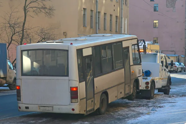 Évacuation Autobus Brisé Par Une Dépanneuse Long Une Rue Ville — Photo