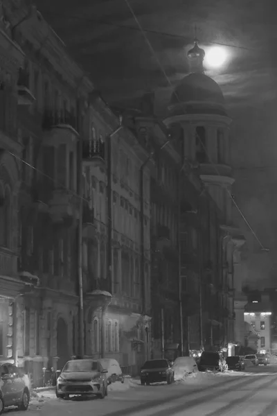 Luna Llena Blanco Negro Entre Las Nubes Sobre Una Calle — Foto de Stock