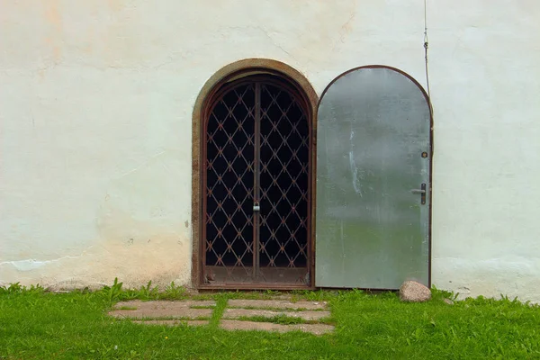 Alte Eisentür Mit Einem Rostigen Grill Der Zum Vorhängeschloss Hin — Stockfoto