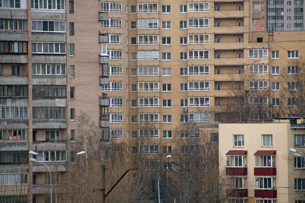 Ventanas Edificios Apartamentos Una Zona Residencial Ciudad Donde Cada Inquilino —  Fotos de Stock