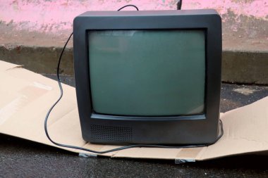 Kırık eski lamba tv, beton duvar çöpe