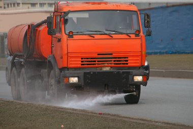 büyük portakal sulama makine karayolu parsiyel su ile yıkar   