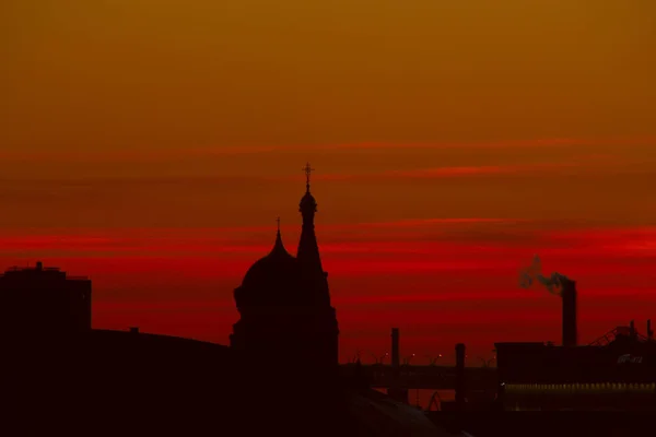 Stadtbild Silhouetten Von Kirchen Industrieröhren Und Stadtdächern Bei Sonnenuntergang — Stockfoto