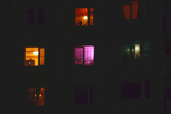Fenêtres Lumineuses Appartement Nuit Chaque Occupant Propre Intimité — Photo