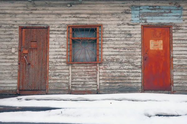 Porche Une Vieille Maison Avec Des Portes Rouillées Des Bars — Photo