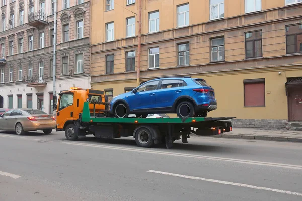 Caminhão Reboque Carregando Carro Azul Uma Rua Cidade — Fotografia de Stock