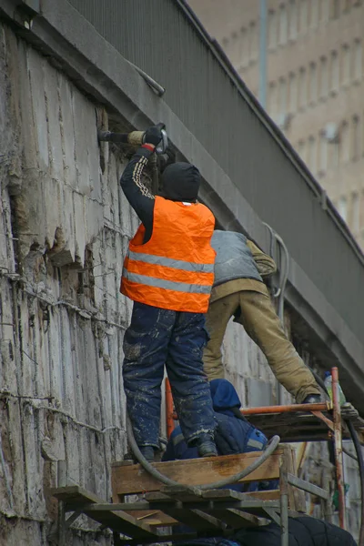 Trabajadores Desmantelan Revestimiento Pared Con Perforador Neumático —  Fotos de Stock