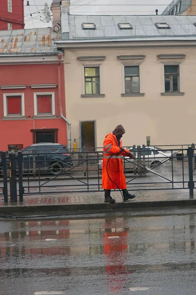 Préposé Aux Services Dans Imperméable Orange Lave Trottoir Avec Eau — Photo