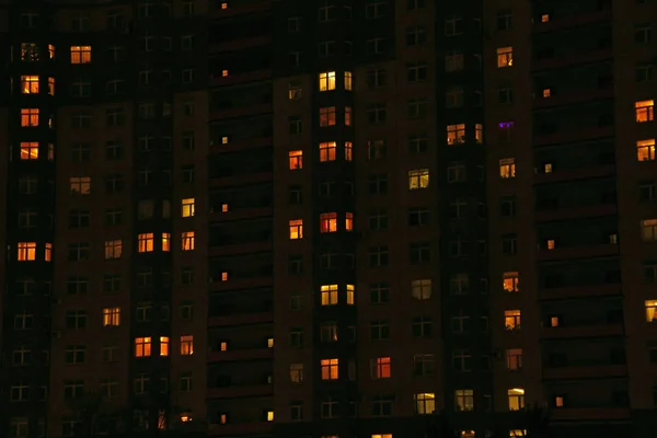 Ventanas Apartamentos Brillantes Noche Donde Cada Ocupante Tiene Propia Privacidad — Foto de Stock