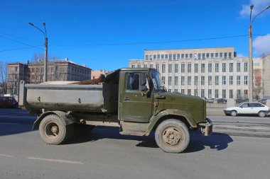 güneşli bir günde sokakta sürüş kamyon