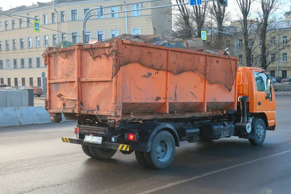 Voiture Orange Transportant Des Ordures Dans Corps Recouvert Filet — Photo