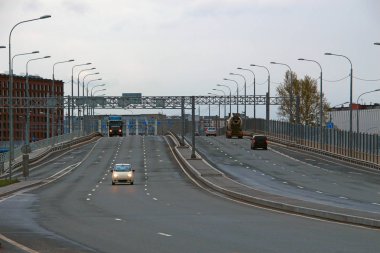 karayolu üzerinde viyadük üzerinde araba trafiği