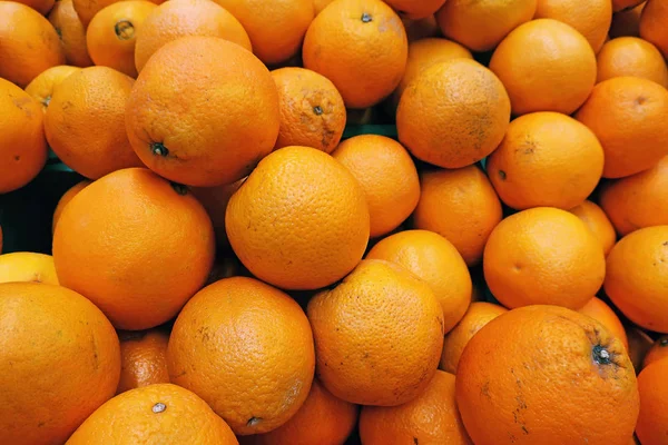 Verstreute Reife Gelbe Saftige Orangen Auf Dem Tresen Des Marktes — Stockfoto