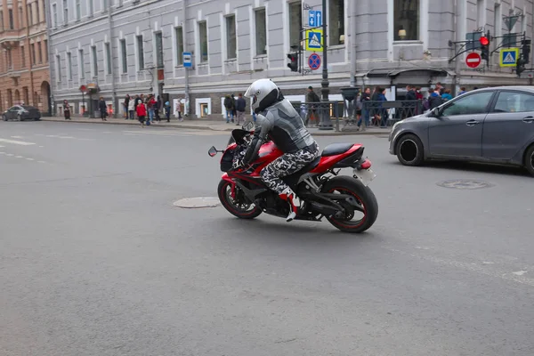 Motociclista Una Motocicleta Roja Girando Derecha Una Calle Ciudad — Foto de Stock