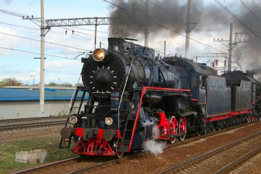 Demiryolu ile duman sürmek bulutları eski bir buharlı tren