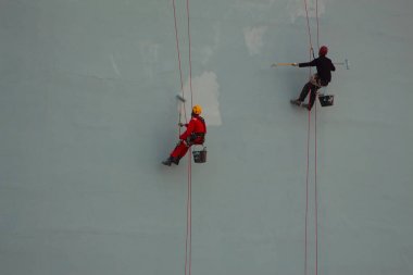 iki endüstriyel dağcı binanın duvarboya