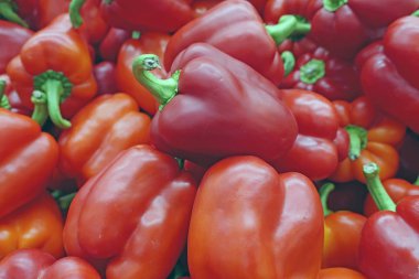 birçok mağaza içinde olgunlaşmış kırmızı biber meyve dağınık          