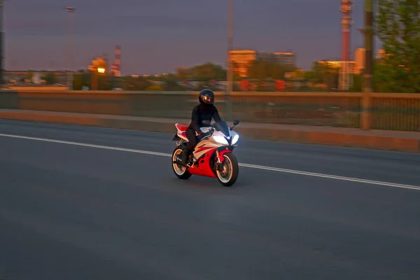 Motosikletçi Üzerinde Farlar Ile Akşam Köprü Üzerinde Yüksek Hızda Sürme — Stok fotoğraf