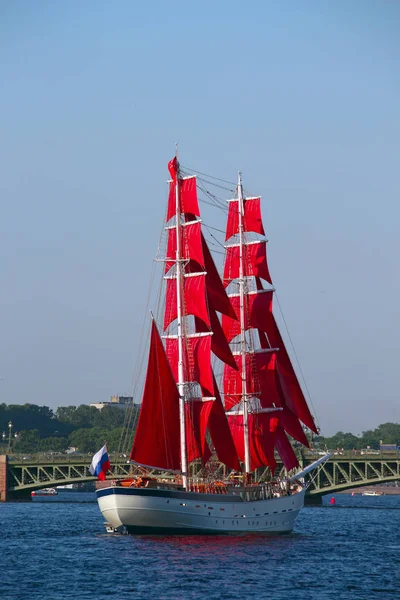 Schip Met Ongewarmde Rode Zeilen Slingeren Golven Van Rivier — Stockfoto