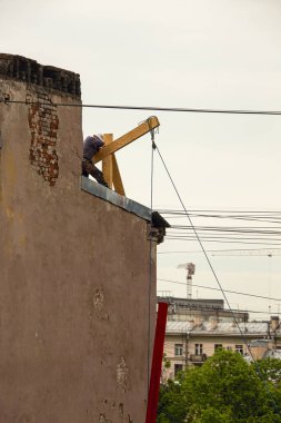 adam tamir için çatıya vinç üzerinde kurulu yükseltir