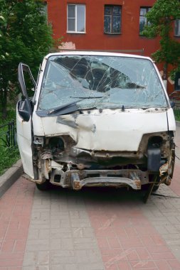 bir yol üzerinde park edilmiş bir trafik kazası minibüsü sonra çöktü