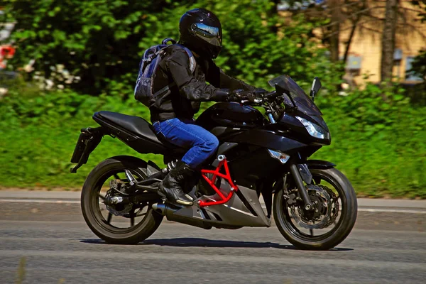 Otobanda Yüksek Hızda Sürüş Motosiklet Yarışçısı — Stok fotoğraf