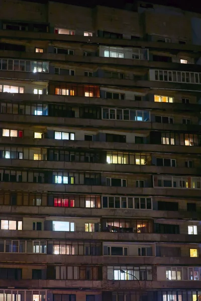 Ventanas Apartamentos Brillantes Noche Donde Cada Ocupante Tiene Propia Privacidad —  Fotos de Stock