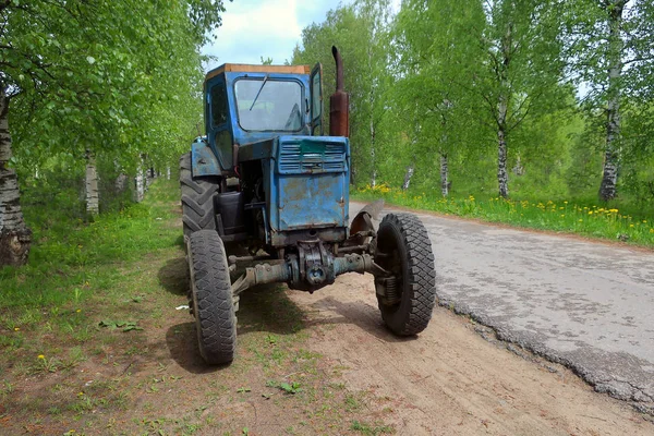 Old Rusty Farm Tractor Parked Side Country Road — Stock Photo, Image