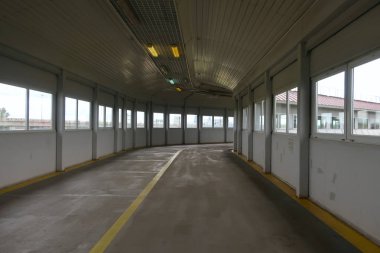 pencerelerden lambalar ve ışık ile aydınlatılan ıssız kapalı yaya geçidi