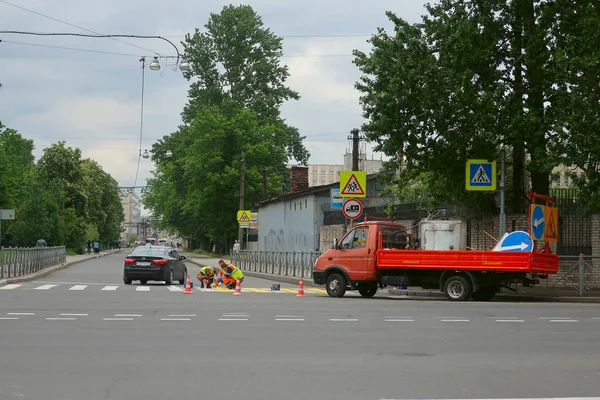 May 2019 Russia Petersburg Road Workers Mark Pedestrian Crossing Asphalt — Stock Photo, Image