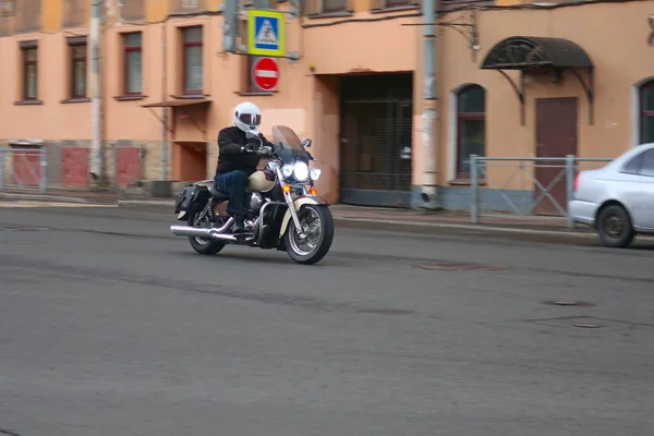 Homem Com Capacete Branco Montando Uma Motocicleta Uma Rua Cidade — Fotografia de Stock
