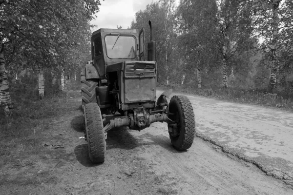 Schwarz Weißer Alter Rostiger Traktor Der Rand Einer Landstraße Geparkt — Stockfoto