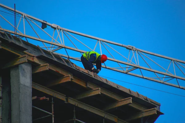 Arbeiter Mit Helm Auf Einer Baustelle Unter Dem Ausleger Eines — Stockfoto