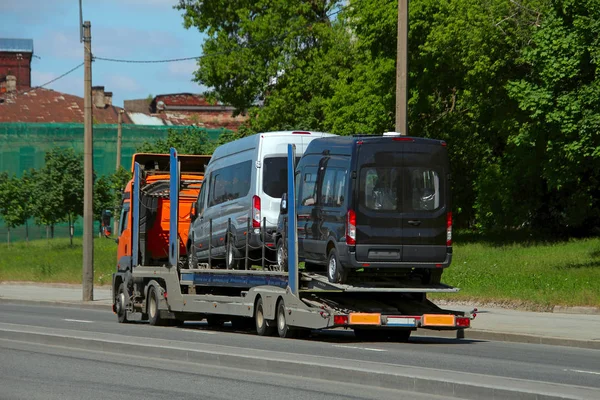 Train Routier Transportant Deux Minibus Sur Une Autoroute Urbaine — Photo