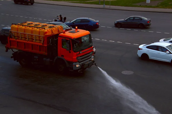 Sokak Sulama Makinesi Trafikte Hareket Eden Bir Araba Yıkar — Stok fotoğraf