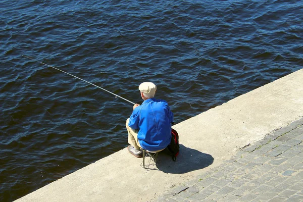 Äldre Man Fiskar Med Ett Fiskespö Sittande Hopfällbar Stol Stadens — Stockfoto