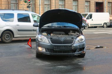 açık bir kapüşonlu bir araba, bir kaza vardı, trafik karşısında yolda durdu