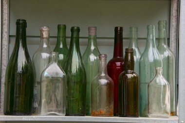 rafta eski boş vintage şişe koleksiyonu
