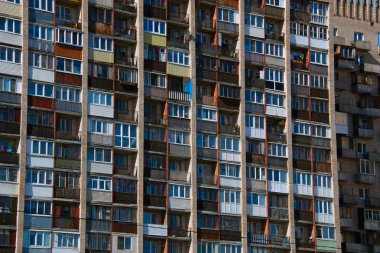 Her kiracının kendi mahremiyetine sahip olduğu bir apartmanın pencereleri