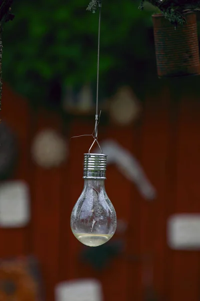içinde su ile dekoratif akkor lamba asılı ve şişe duvarlarında damla