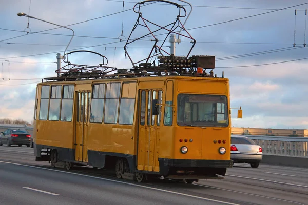 Vieux Tramway Jaune Avec Deux Pantographes Balades Sur Pont — Photo