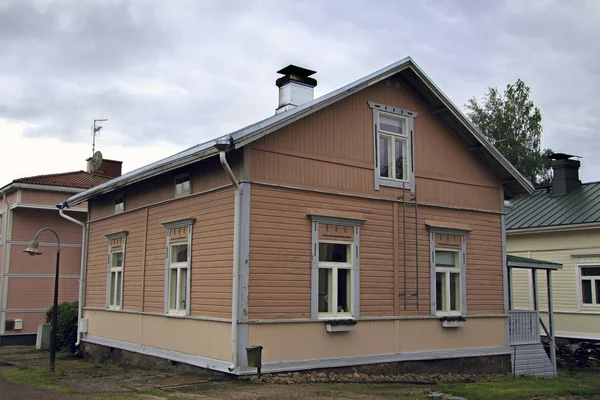 Houten Huis Een Dorpsstraat Onder Een Bewolkte Hemel — Stockfoto