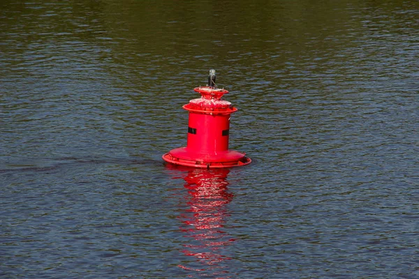 Dalgalar Üzerinde Sallanan Bir Sinyal Lambası Ile Kırmızı Demir Şamandıra — Stok fotoğraf