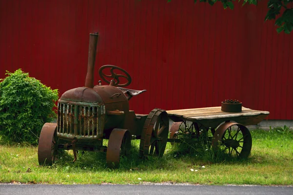 Old Rusty Wheeled Tractor Cart Lawn Fence — Stock Photo, Image