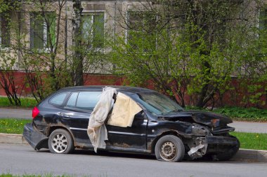 yolun tarafında park edilmiş bir bereli Hood ile araba çöktü