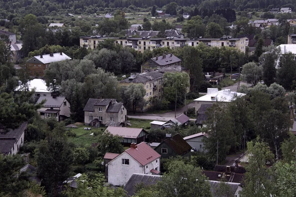 木々の間の地方都市の低層住宅の眺め — ストック写真