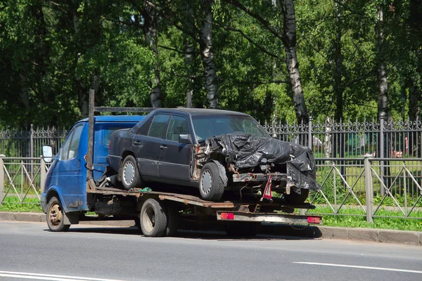 Carro Caiu Acidente Carregado Caminhão Reboque Para Transporte Para Reparar — Fotografia de Stock