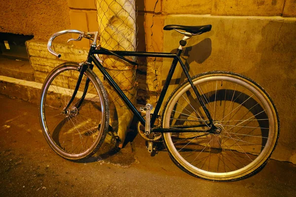 Cykel Parkerad Byggnad Ett Stuprör Kvällen — Stockfoto